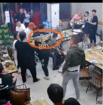 小伙子爆料唐山事件视频,小伙子亲历者视角下的惊心动魄瞬间  第1张